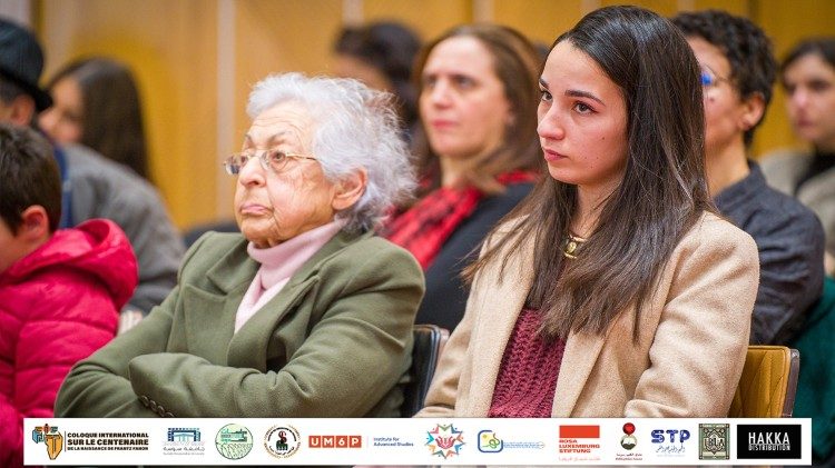 Participantes de várias idades no Colóquio