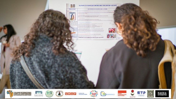 Jovens  perante um dos cartazes que prepararam 