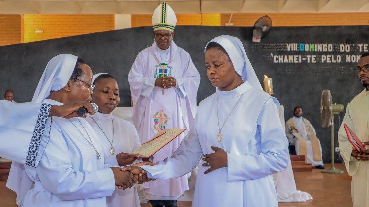 Ir. Dorcas Kwandi acolhida na Congregação das Vitorianas pela Provincial, Ir. Regina Ambrósio