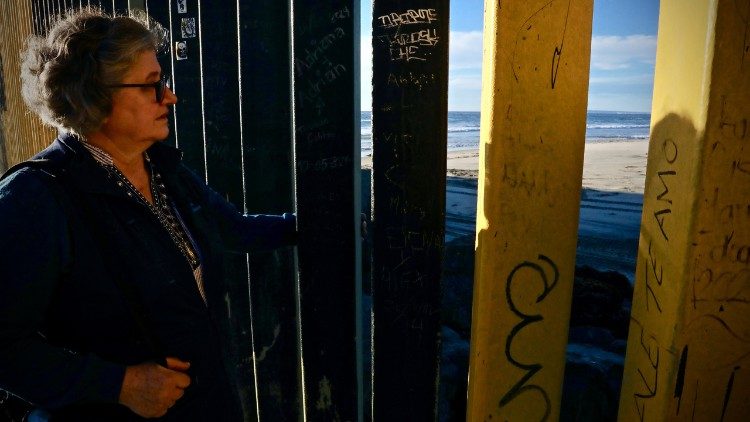 Sr. Albertina Pauletti an der Grenzmauer (Foto Marco Palombi)