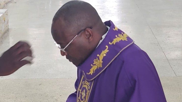 Le père Hypollite Agnigori, curé de la paroisse Saint Jean Paul II de Cocody - Angré dans l’archidiocèse d’Abidjan 