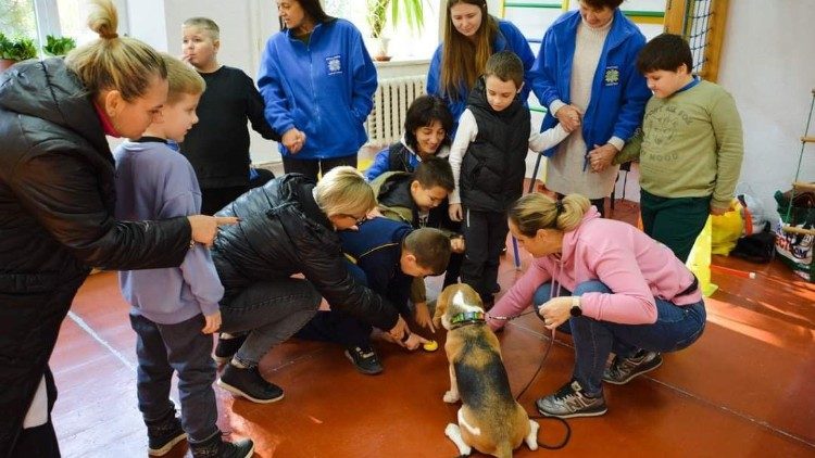 乌克兰明爱会的志愿者服务儿童