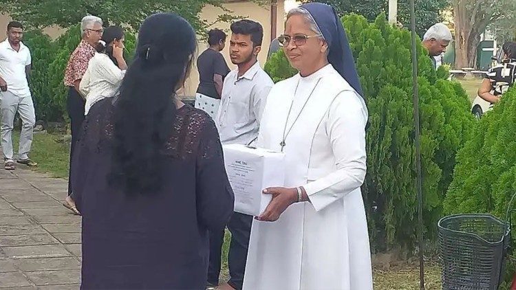 நன்கொடைகள் சேகரிக்கும் அருள்சகோதரி  ரோசரி பெரேரா 