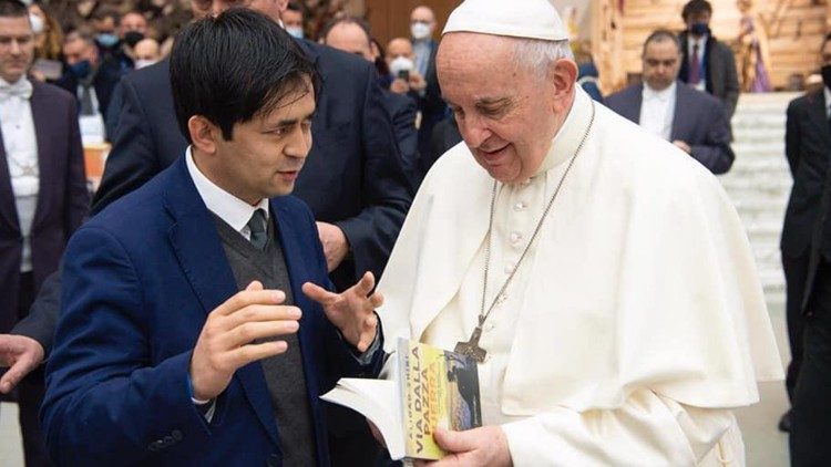Con Papa Francesco che sfoglia il libro di Alidad