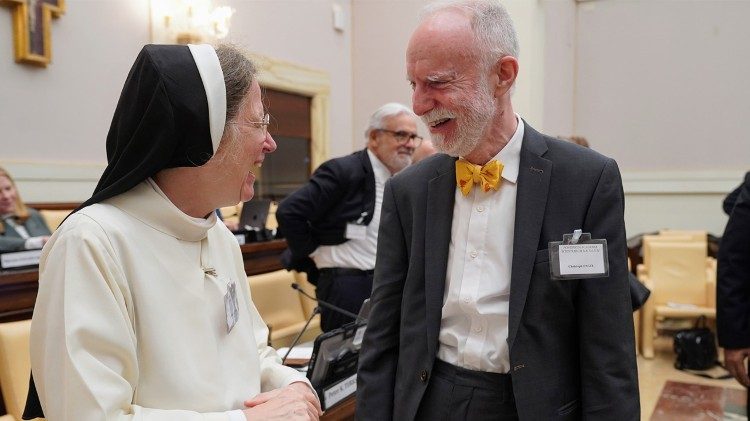 Christoph Engel und PASS-Präsidentin Sr. Helen Alford im Gespräch (Foto: Gabriella C. Marino/PASS). 