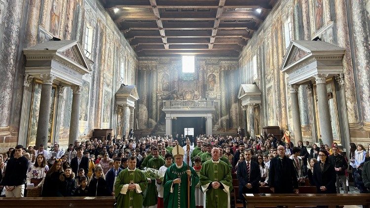 Comunitatea de la ”San Vitale” primind vizita pastorală a cardinalului Pietro Parolin