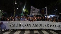 Buenosaireský pochodňový průvod za papežovo zdraví pod mottem „Láska se oplácí láskou“