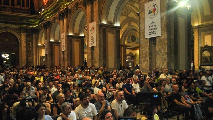 I fedeli radunati nella cattedrale di Buenos Aires