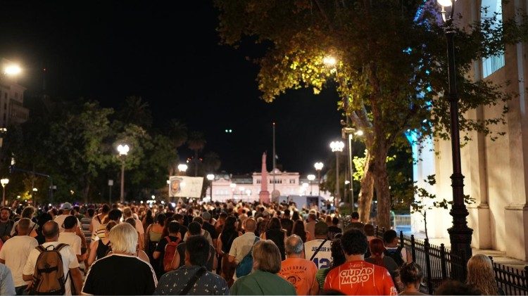 Fedeli in preghiera a Plaza de Mayo