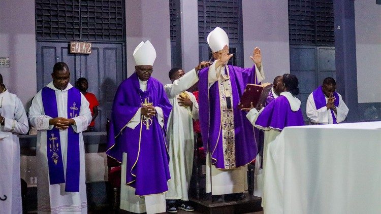 Missa de Quarta-feira de Cinzas com início da Quaresma, na Beira (Moçambique)