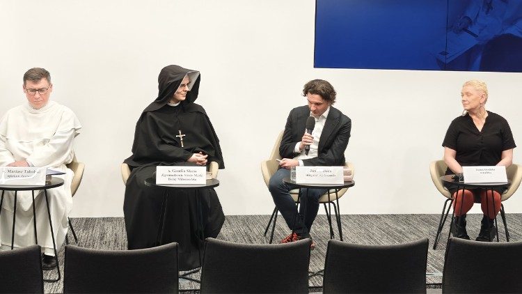 Jan Mrowca (drugi od prawej) wraz ze współpracownikami chce "zrobić raban" i przypominać światu o Bożym Miłosierdziu