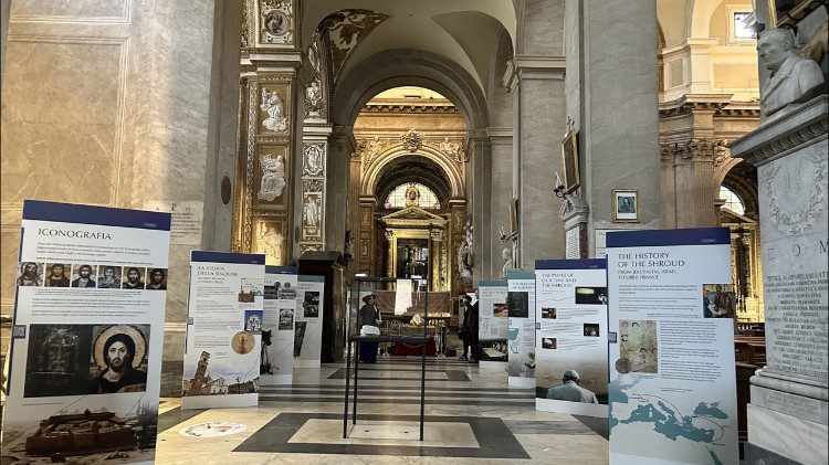 Allestimento della mostra: "Chi è l'Uomo della Sindone?"