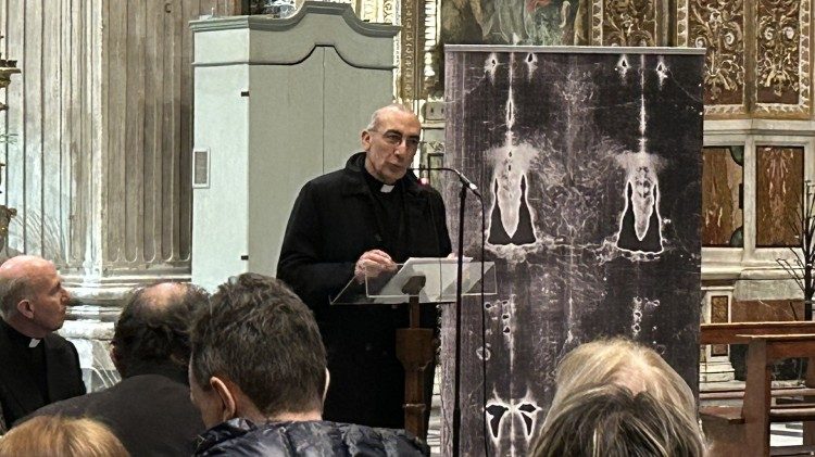 Il cardinale Baldassarre Reina durante l'inaugurazione della mostra "Chi è l'Uomo della Sindone?"