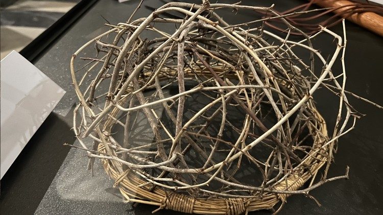 Ricostruzione del casco di spine esposto a San Giovanni dei Fiorentini