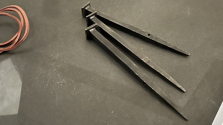 Ricostruzione dei chiodi usati per crocifiggere Gesù Cristo esposti nella basilica di San Giovanni dei Fiorentini