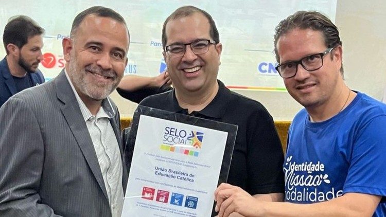 Da esquerda para a direita, Joaquim Alberto Andrade Silva, coordenador de Pastoralidade do Grupo UBEC; Padre Sérgio, da rede Salesiana Brasil; e Ednaldo Jardel Andrade Santana, analista de Pastoralidade do Grupo UBEC.