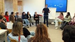 Pax Christi y la No violencia. Entrevistando a Nicolas Paz. Credito: Universidad Pontificia de Salamanca