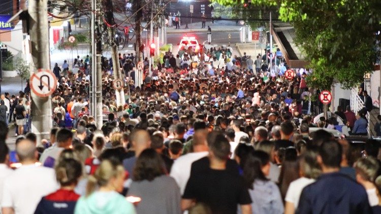 2025.03.12 Procissão Luminosa de Santo Antônio_Papa Francisco_Bento Gonçalves_Brasil 