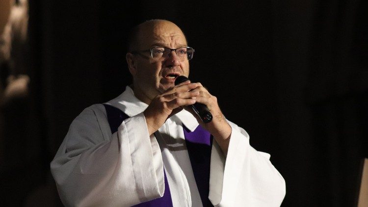 Pe. Volmir Comparin realizou a b&ecirc;n&ccedil;&atilde;o aos p&atilde;ezinhos, sinal tradicional da devo&ccedil;&atilde;o ao Padroeiro de Bento