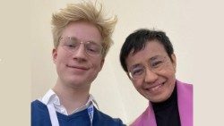 Der Autor unserer Sendereihe, Maximilian Seidel, mit Maria Ressa