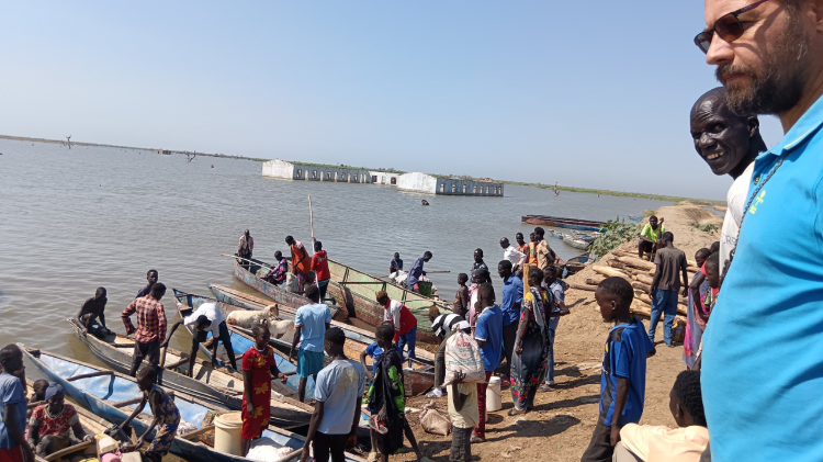 Dom Carlassare com alguns pescadores sul-sudaneses