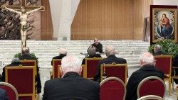 फादर रॉबर्टो पासोलिनी, ओएफएम.  कैप, रोमन कूरिया को चालीसा काल में मनन चिंतन  देते हुए