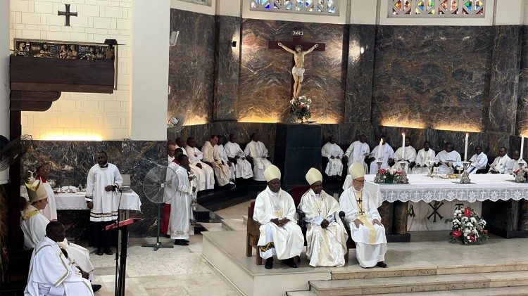Celebração Eucarística do Jubileu de Ouro de Dom Januario Machaze 