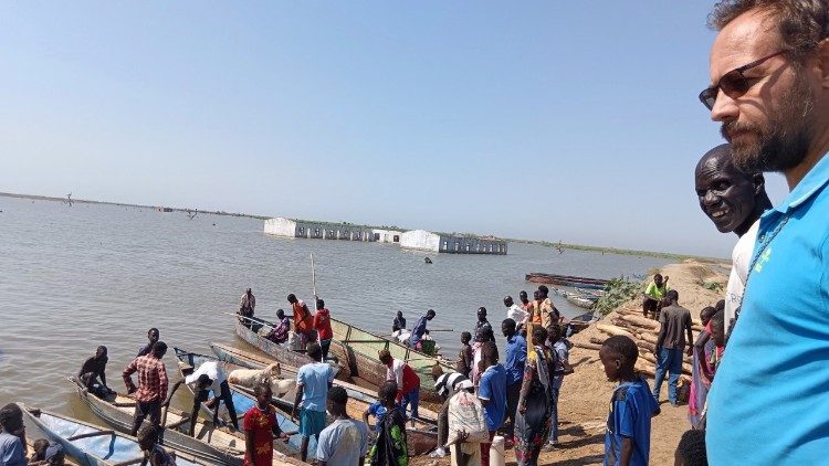 Mgr Carlassare avec des pêcheurs du Soudan du Sud. 