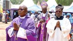 കോംഗൊ പ്രജാധിപത്യ റിപ്പബ്ലിക്കിലെ മഹജി നിയോക്ക രൂപതയുടെ മെത്രാൻ സ്വസ്തേനെ അയിക്കുലി ഉദ്ജുവാ (മദ്ധ്യത്തിൽ)