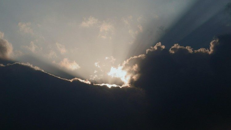 மேகங்களுக்கு நடுவே சூரியனைக் கொண்ட வானம்