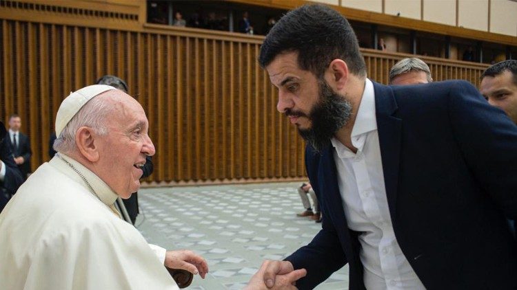 Mizael Conrado, então Presidente do Comitê Paralímpico Brasileiro, com o Santo Padre no Vaticano, assinando a Declaração Esporte para Todos