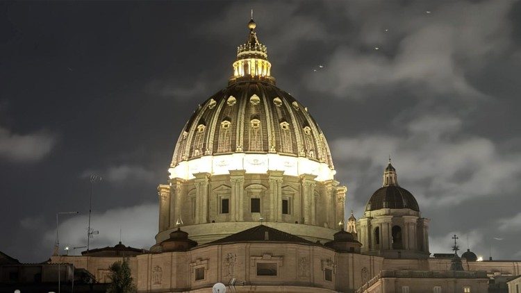 La nuova illuminazione della cupola della Basilica di San Pietro