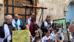 2025.03.14 Mamia ya vijana wanafunzi walifanya njia ya Msalaba katika  mitaa ya Yurusalemu na kumumbea Papa apone.