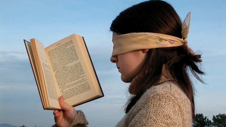 Una lettrice bendata