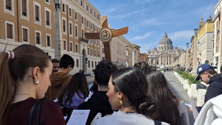 Estudiantes de primero de bachillerato del colegio de La Presentación de Granada peregrinan a la Puerta Santa de la Basílica vaticana.
