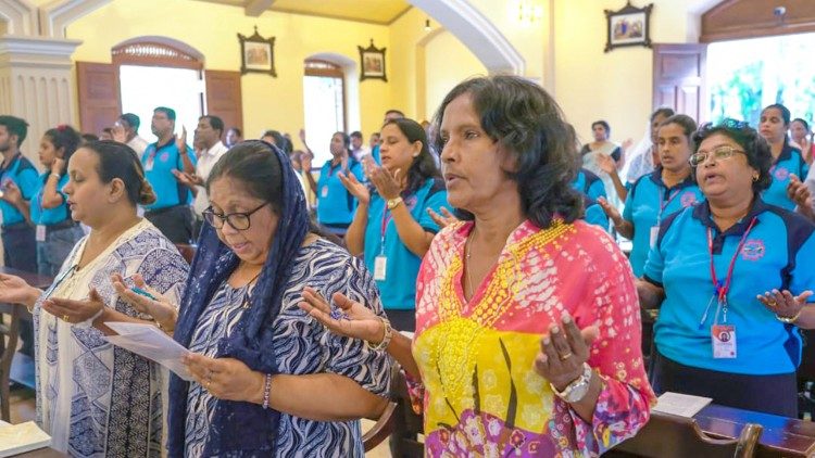 Colombo, fedeli in chiesa