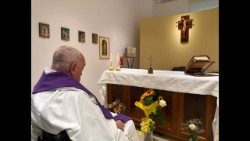 Papa Francisc în capela privată a Policlinicii ”A. Gemelli” din Roma