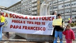 „Katolická škola se za tebe modlí, papeži Františku, a fandí ti“
