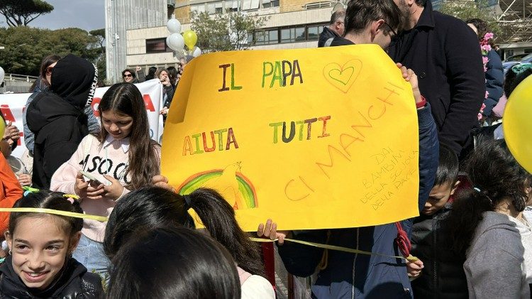 Der Papst hilft allen...