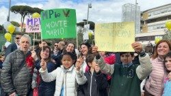 Dzieci przed Kliniką Gemelli modlą się za Papieża