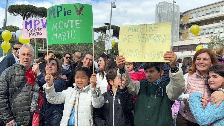 La "carezza" dei bambini per Papa Francesco al Gemelli