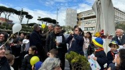 2025.03.16 Bambini al Gemelli che pregano per il Papa