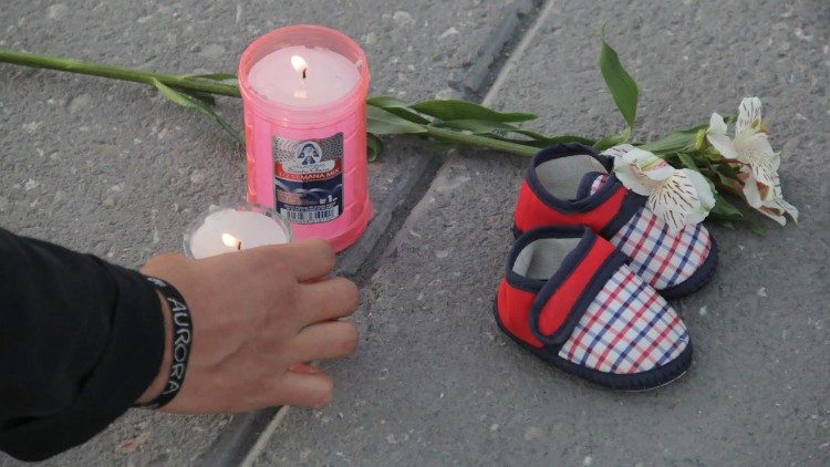 Zapatos, velas y flores fueron colocados por los buscadores de desaparecidos en el zócalo de la Ciudad de México. (@Desde la Fe)