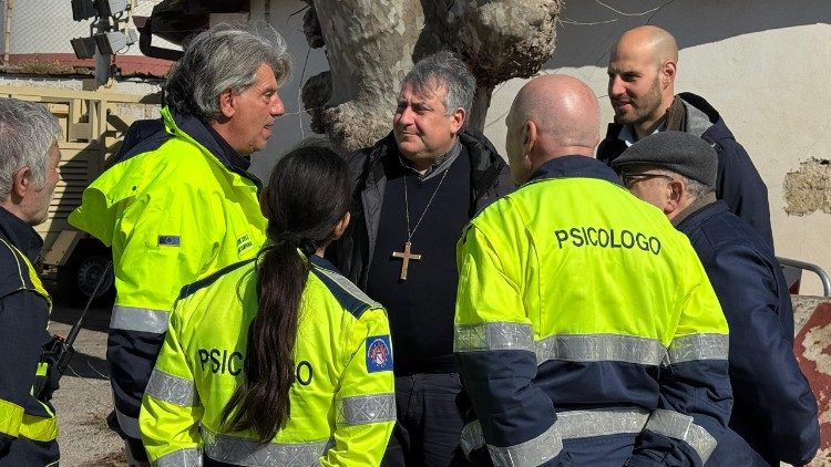 Il vescovo con alcuni volontari