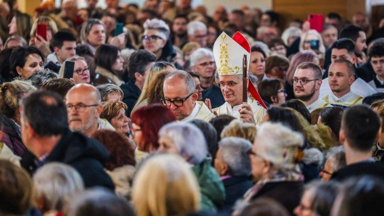 Nadbiskup Dražen Kutleša u Nacionalnom svetištu sv. Josipa u Karlovcu (Foto: Josip Vuković)