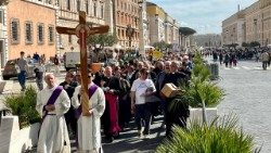 Pellegrini dell'arcidiocesi di Fermo in cammino su Via della Conciliazione