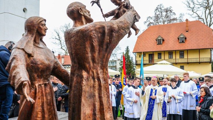 Blagoslov kipa sv. Josipa, Marije i Isusa, djelo Vida Vučka, u Karlovcu