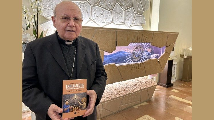 Der Bischof von Assisi, Domenico Sorrentino, am Grab von Carlo Acutis in Assisi