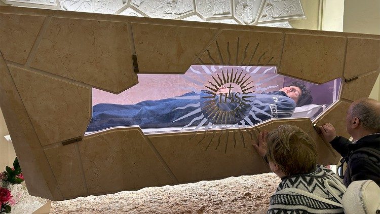 Varri i Shën Carlo Acutis në kishën e Zojës së Madhe - shenjtërorja e Zhveshjes së shën Françeskut, Asizi