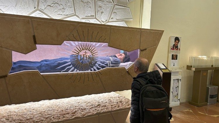 Tomba del nuovo Santo nella chiesa di Santa Maria Maggiore – Santuario della Spogliazione.